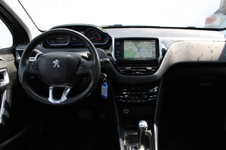 Peugeot 2008 1.2 VTi Allure Pack Premium Plus, Automaat, Trekhaak, All-Seasonbanden, Navigatie, Parkeersensoren voor en achter afbeelding 7