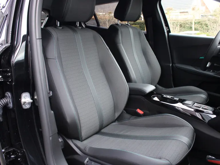 Peugeot 2008 1.2 PureTech 130PK Allure Pack EAT8 Navigatie, Trekhaak afneembaar, Camera Achter, Parkeerhulp achter, Climate Control afbeelding 43