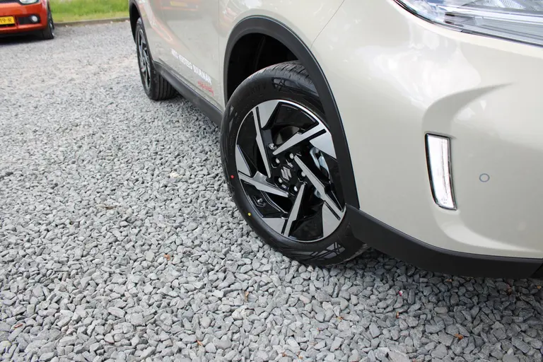 Suzuki Vitara 1.5 Hybrid Style Demo Voordeel, Parkeersensoren Draadloos Carplay en Panorama Dak. afbeelding 5