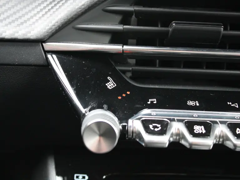 Peugeot 208 GT 1.2 PureTech 100PK EAT8 Automaat Navigatie, Trekhaak Afneembaar, Achteruitrijcamera, Stoelverwarming, Cruise Control, Climate Control afbeelding 38