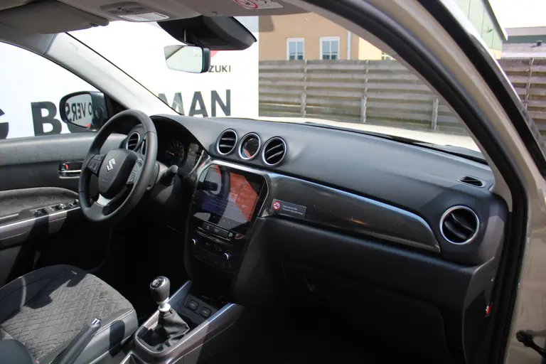 Suzuki Vitara 1.4 Boosterjet Style Smart Hybrid Navigatie, Cruise Control Adaptief, Achteruitrijcamera, Parkeersensoren Voor en Achter afbeelding 16