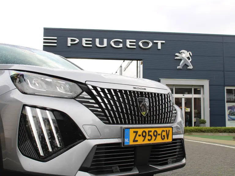 Peugeot 2008 1.2 PureTech 100PK Allure Navigatie, Achteruitrijcamera, Apple Carplay, Android Auto, Parkeersensoren Voor & Achter afbeelding 3