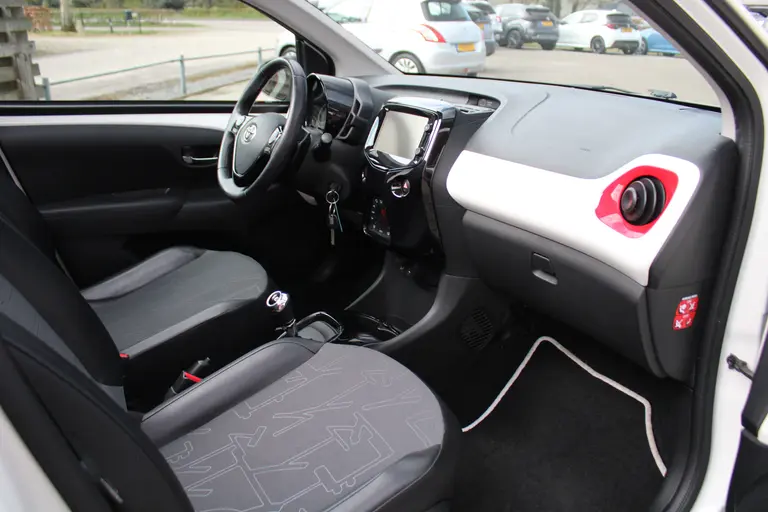 Toyota Aygo 1.0 VVT-i x-pose 70PK Automaat Vouwdak Elektrisch, Navigatie, Climate Control, Carplay/Android Auto afbeelding 22