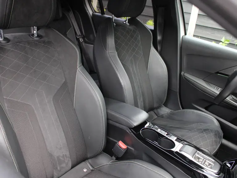 Peugeot e-208 EV GT Pack 50 kWh 136PK Navigatie, Achteruitrijcamera, Panoramadak, Stoelverwarming, Adaptieve Cruise Control afbeelding 15