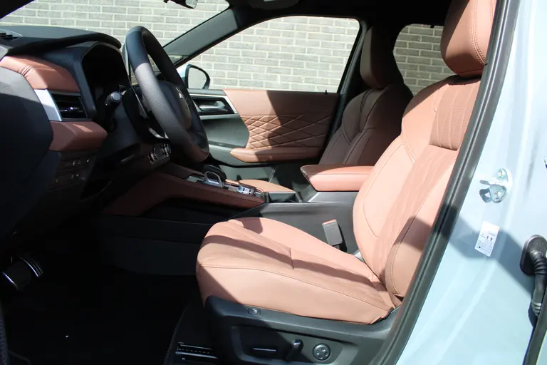 Mitsubishi Outlander 2.4 PHEV Instyle+ Lederen interieur, Elek.glazen panoramadak, Massage stoelen, 20" LM velgen, afbeelding 13