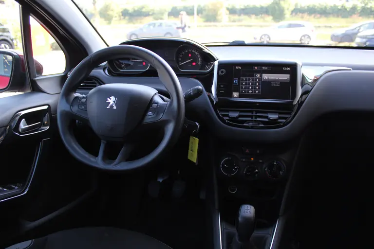 Peugeot 208 1.2 PureTech Blue Lion 5 deurs Airco, Navigatie, Cruise control, DAB radio, Bluetooth, Mistlampen, Parkeersensoren afbeelding 23