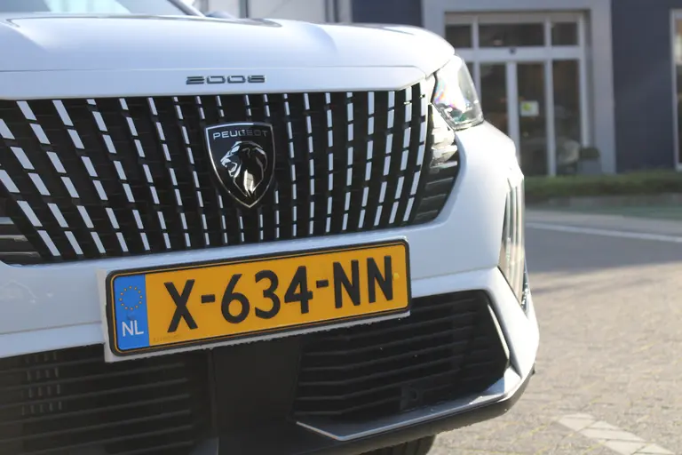 Peugeot 2008 1.2 PureTech 100PK Allure Navigatie, Camera Achter, Draadloze telefoonlader, Parkeerhulp voor en achter afbeelding 3