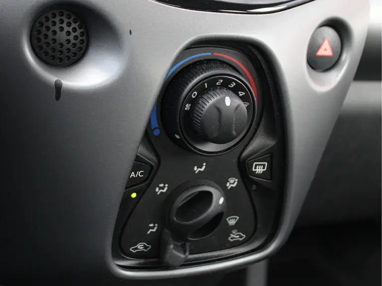 Toyota Aygo 1.0 VVT-i x-play Navigatie, Achteruitrijcamera, Carplay/Android Auto, Bluetooth, Airco afbeelding 17