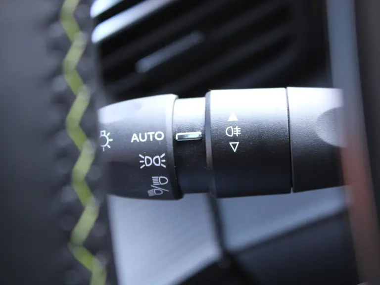 Peugeot 208 1.2 PureTech GT 100PK Navigatie, Panoramadak, Keyless start, Achteruitrijcamera, Apple CarPlay-Android Auto, Parkeersensoren voor & achter afbeelding 24