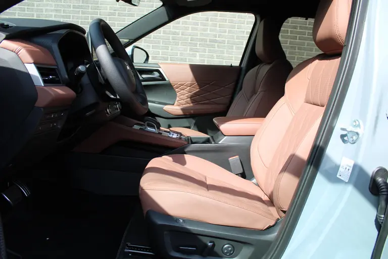 Mitsubishi Outlander 2.4 PHEV Instyle+ Lederen interieur, Elek.glazen panoramadak, Massage stoelen, 20" LM velgen, Trekgewicht 1.600 KG. afbeelding 6