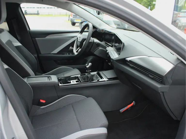 Opel Astra Sports Tourer 1.2 Level 2 Cruise en Climate Control, Parkeersensoren Voor en Achter, Navigatie afbeelding 11