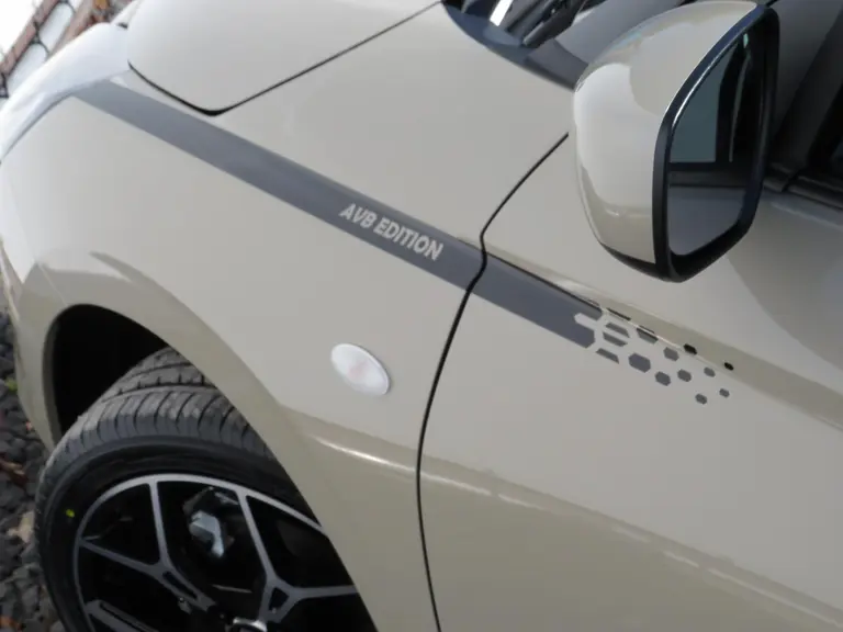 Suzuki Swift 1.2 Select Smart Hybrid, SPECIALE JUBILEUM 17 inch velgen, Striping pakket en Shark Fin Antenne afbeelding 33