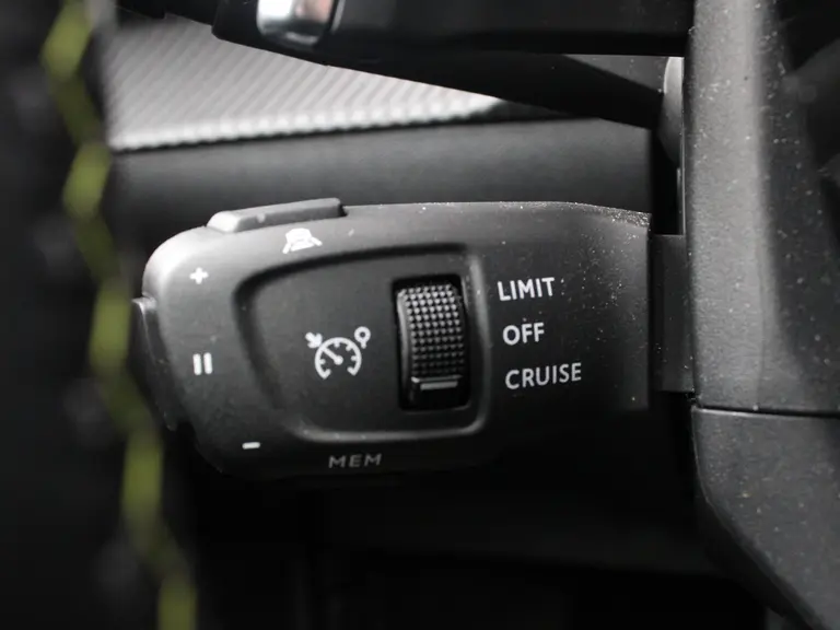 Peugeot 2008 1.2 PureTech 130PK EAT8 GT Pack Camera, Trekhaak, Dode hoekbewaking, Keyless entry afbeelding 19